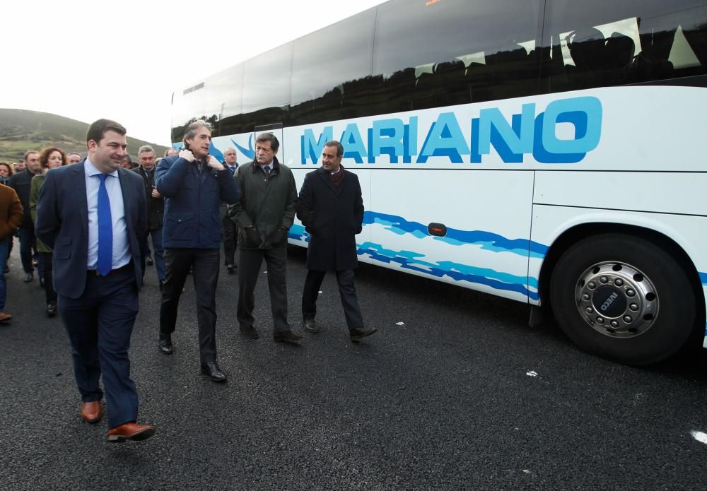 De la Serna y Javier Fernández acuden a la apertura del tramo de autovía A-63 entre La Doriga y Cornellana