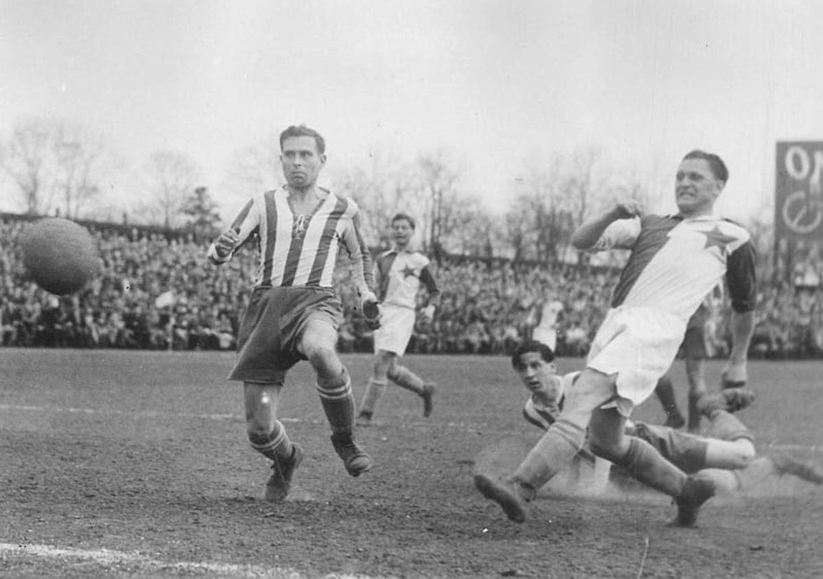 Bican, goleando con el Slavia