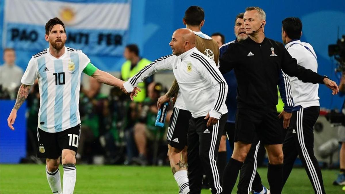 Jorge Sampaoli da ánimos a Leo Messi durante el Nigeria - Argentina
