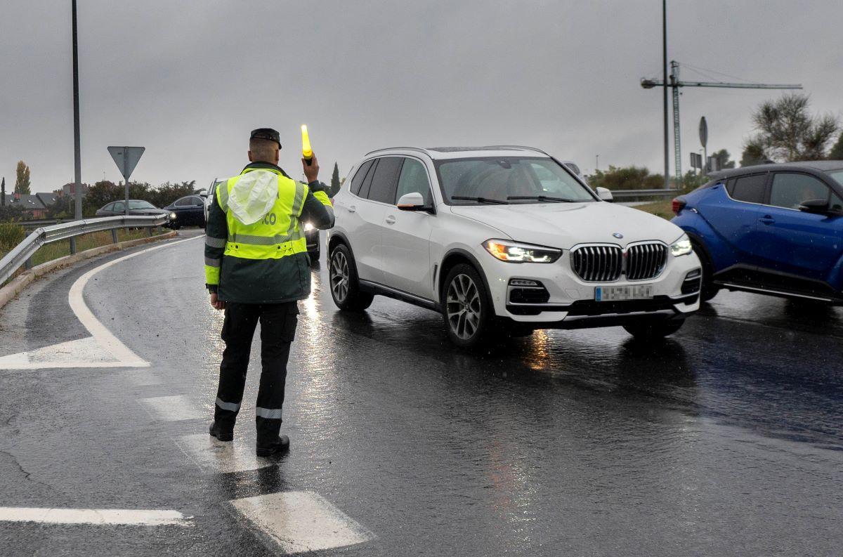 La Guardia Civil ya vigila este comportamiento al volante en las carreteras gallegas.
