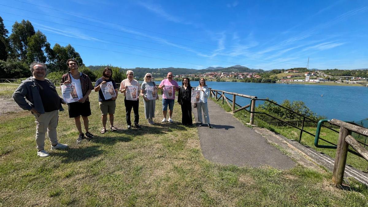 Presentación de la "Foguera de San Xuan" en el embalse de Trasona.