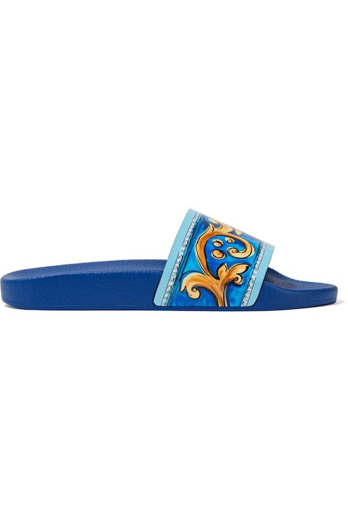 Con planos y a lo loco: chancla con estampado, de Dolce & Gabbana,