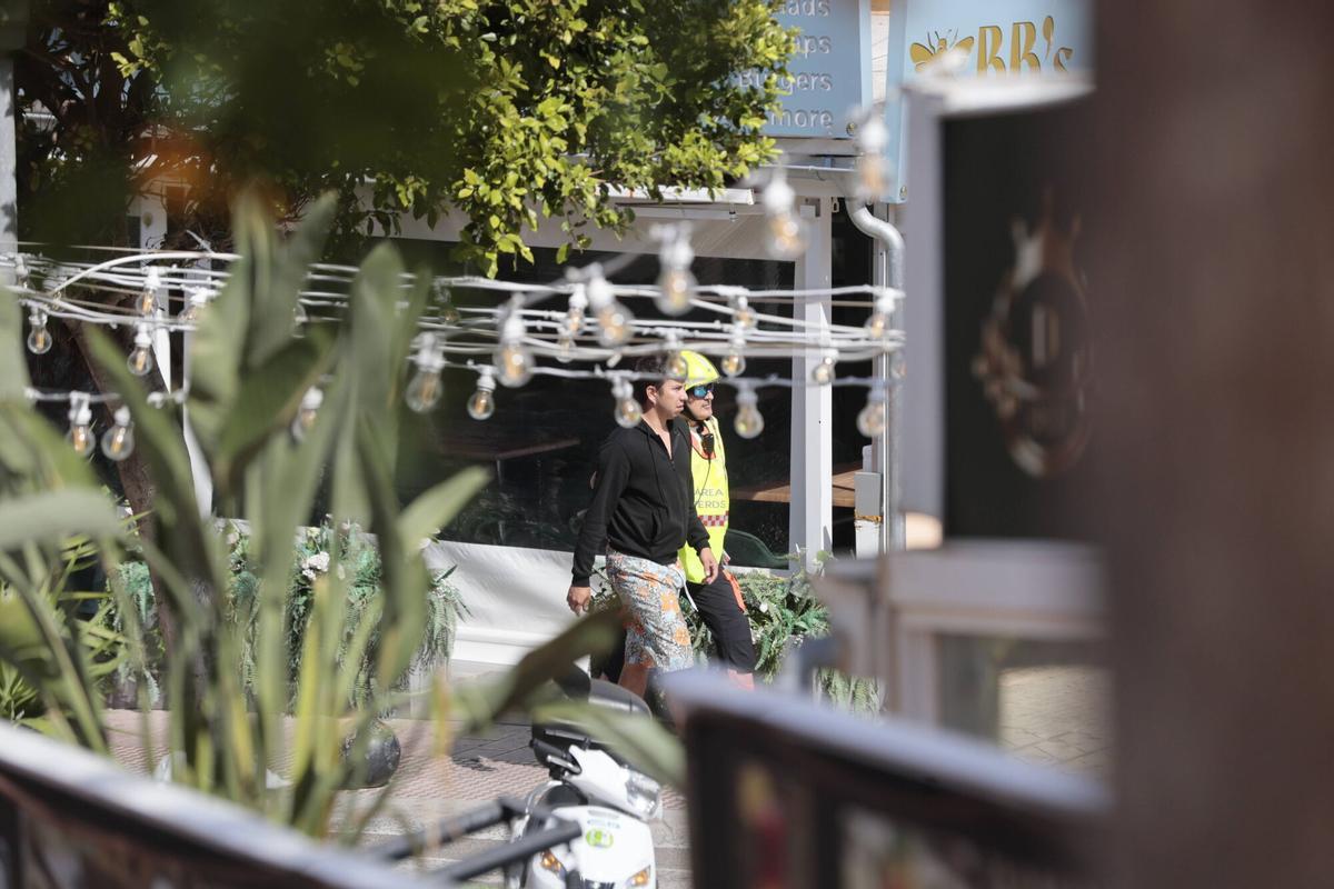 FOTOS | Mueren dos personas en un incendio en un bloque de viviendas de Magaluf FOTOS | Mueren dos personas en un incendio en un bloque de viviendas de Magaluf