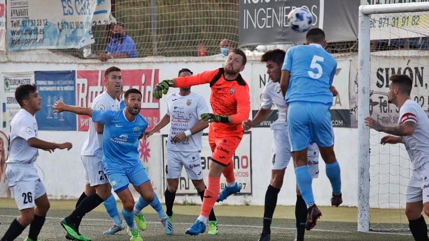 Un lance del encuentro amistoso de preparación disputado durante la pasada pretemporada en Santa Eulària entre la Peña Deportiva y la UD Ibiza.