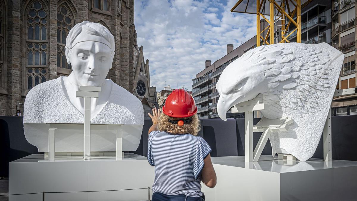 Dos colosales figuras de mármol griego de Thasos, el más blanco del mundo, aguardan a los pies del templo de la Sagrada Família para ser alzadas en octubre a la cima de las torres dedicadas a los evangelistas Juan y Mateo, la primera, como marca la tradición cristiana, un águila, y la segunda, con un esculpido que a veces confunde incluso a los más creyentes, con el aspecto de un hombre alado, sin que eso sea exactamente un ángel.