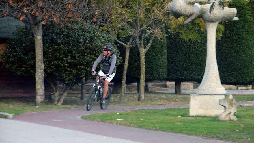 Un joven circulando por el carril bici en el centro urbano de Cangas, ayer por la tarde. // G.Núñez