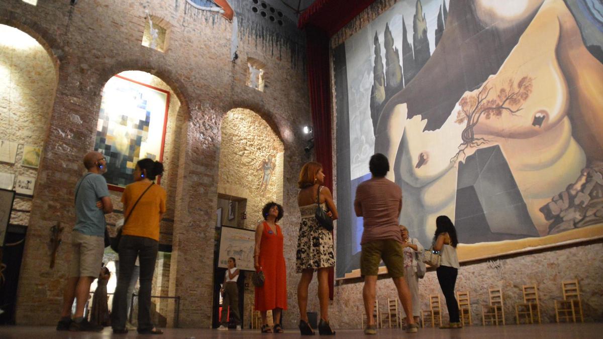 El Teatre-Museu Dalí de nit permet copsar aquest museu d'una manera molt diferent.