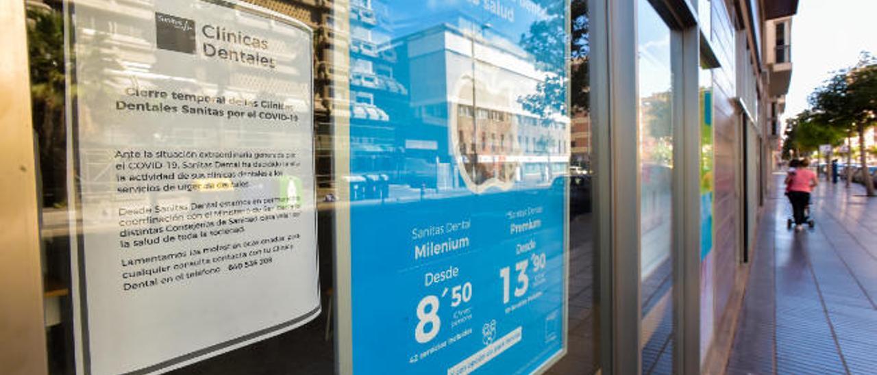 Exterior de la clínica dental de Sanitas situada en la calle Luis Doreste Silva de la capital grancanaria, abierta solo para urgencias durante la cuarentena.