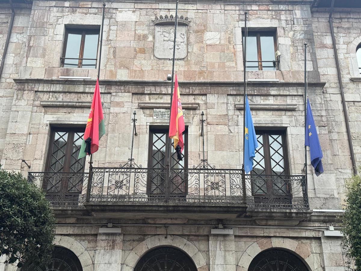 En imágenes: un guardia civil mata a su exmujer en el cuartel de Llanes y muere tras un tiroteo con compañeros en su huida En imágenes: un guardia civil mata a su exmujer en el cuartel de Llanes y muere tras un tiroteo con compañeros en su huida