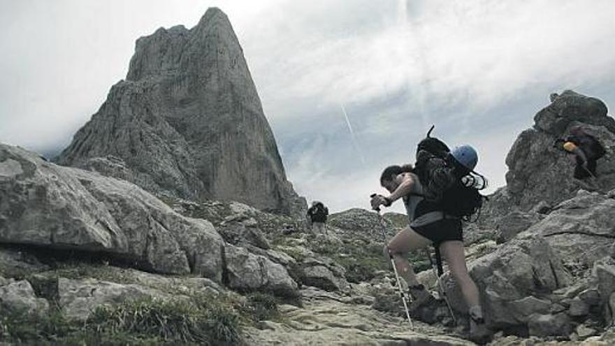 Montañeros aproximándose al  Naranjo de Bulnes.