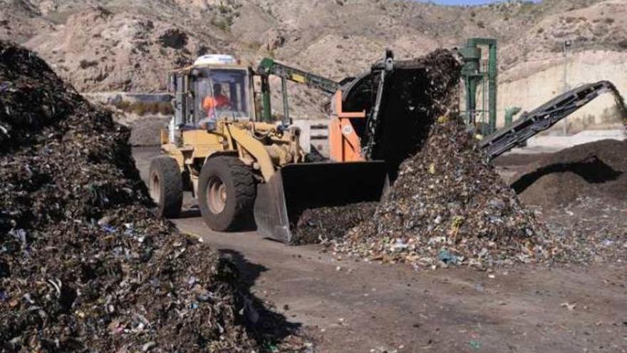 Imagen del vertedero de Proambiente investigado por la Fiscalía y con los vasos de vertido clausurados.