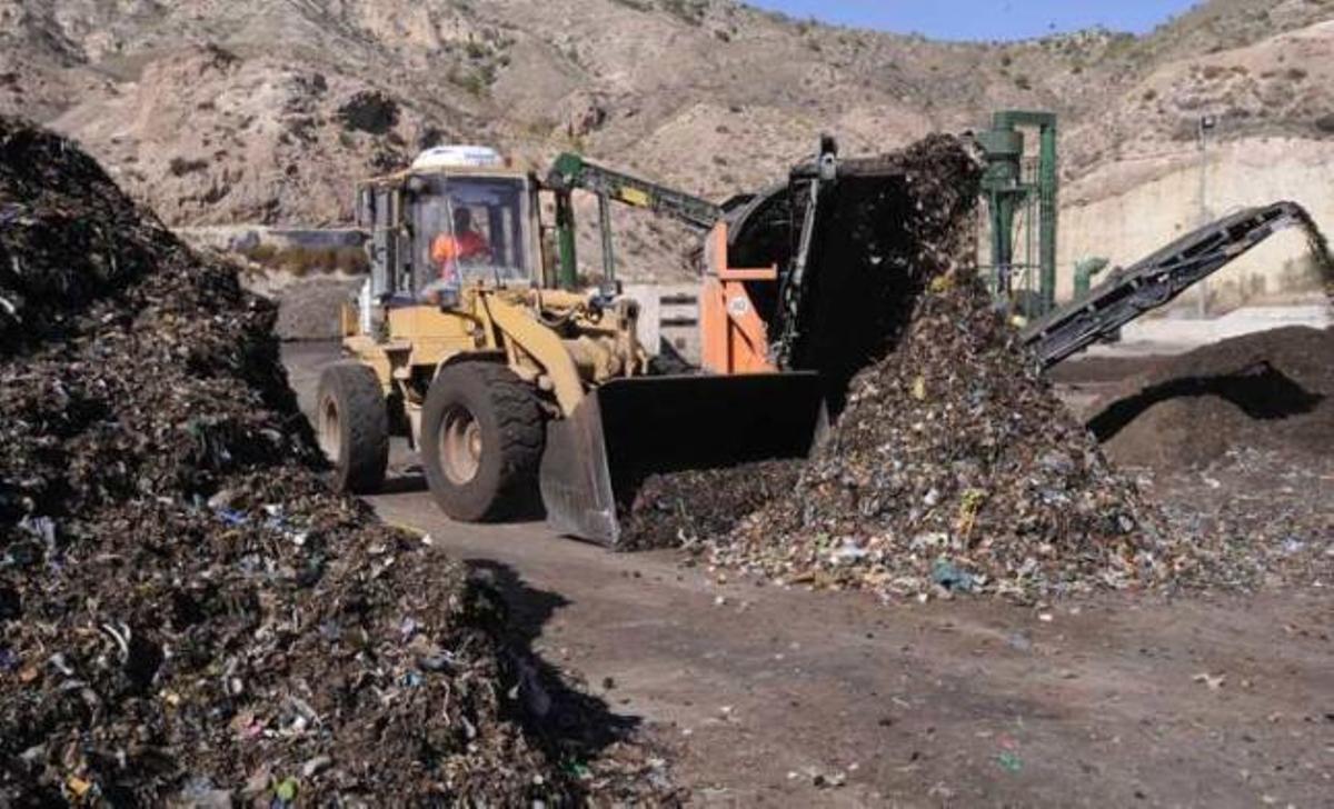 Imagen del vertedero de Proambiente investigado por la Fiscalía y con los vasos de vertido clausurados.