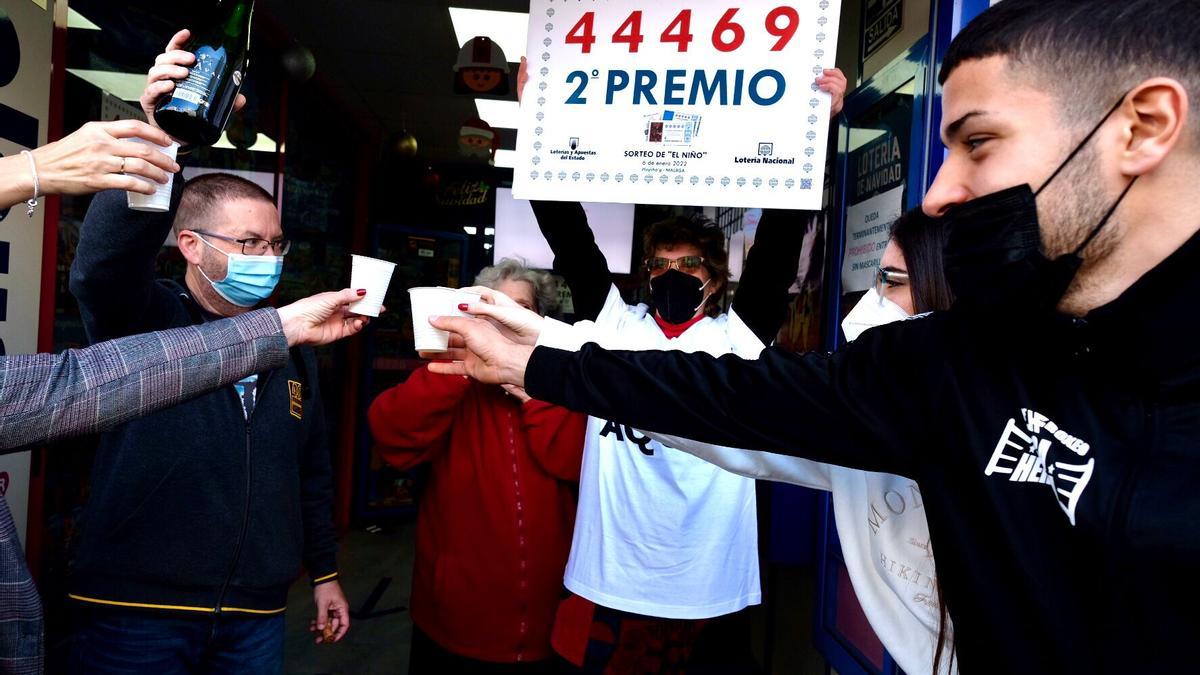 La administración de la calle Gaucín celebran el segundo premio de 'El Niño' que han vendido.