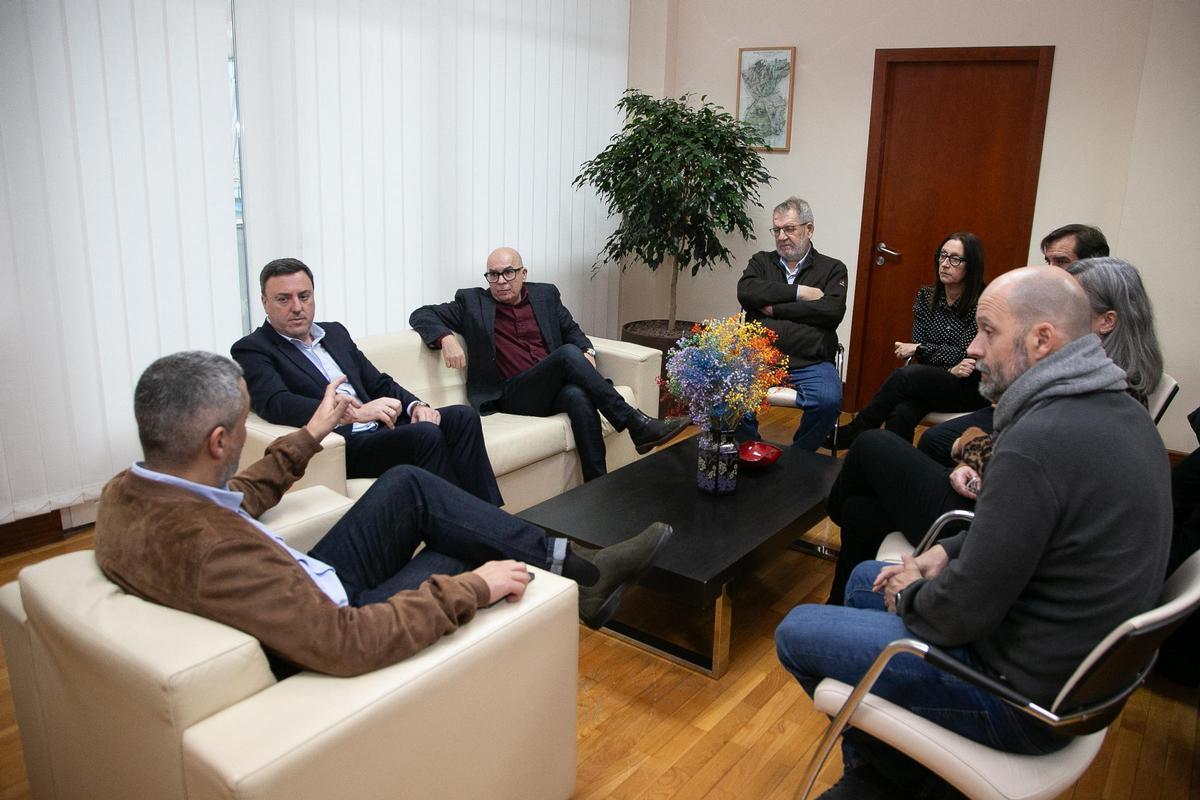 Por la izqda., Pérez, González, Regueira y ediles del Ejecutivo local de Carballo, este jueves.