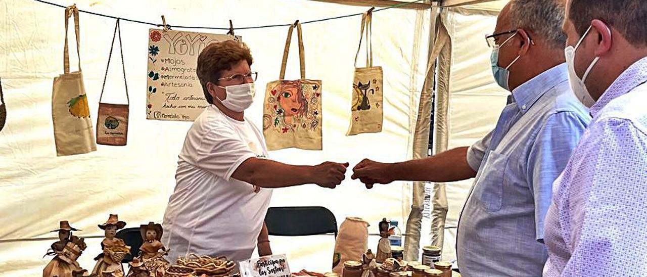 Casimiro Curbelo y Miguel Melo, durante una muestra de artesanía.