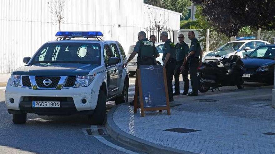 La Guardia Civil delante del bar donde ocurrieron los hechos. // G.N.