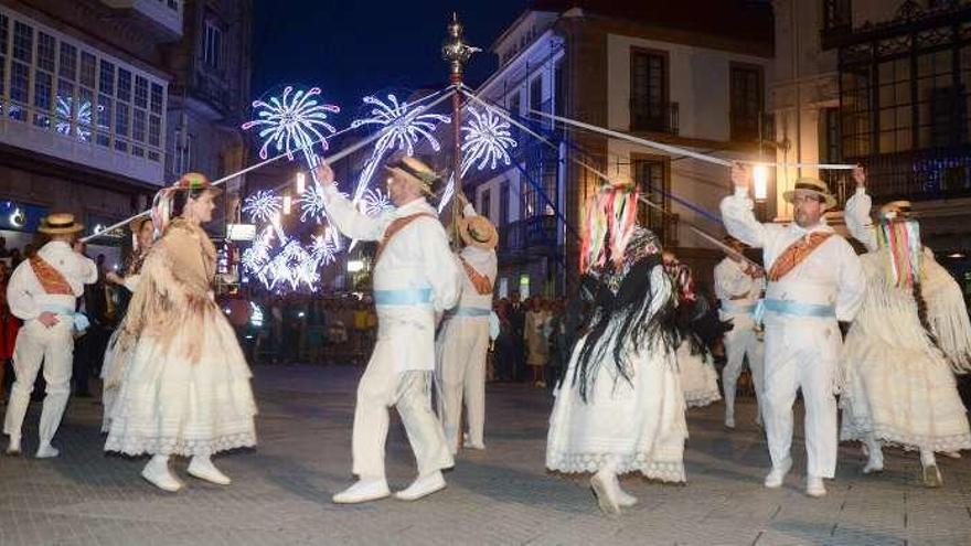 Duos Pontes interpretando la danza de las cintas. // R.V.