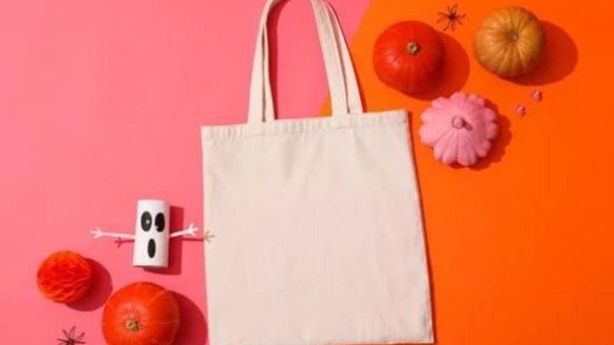¿Tienes decenas de &#039;tote bags&#039; y no sabes qué hacer con ellas? Así las puedes convertir en un &#039;tote cojín&#039;