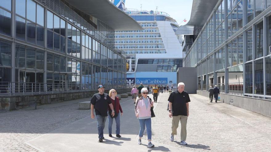 Cruceristas del ‘Anthem of de Seas’, ayer, en el puerto de A Coruña. |   // IAGO LÓPEZ