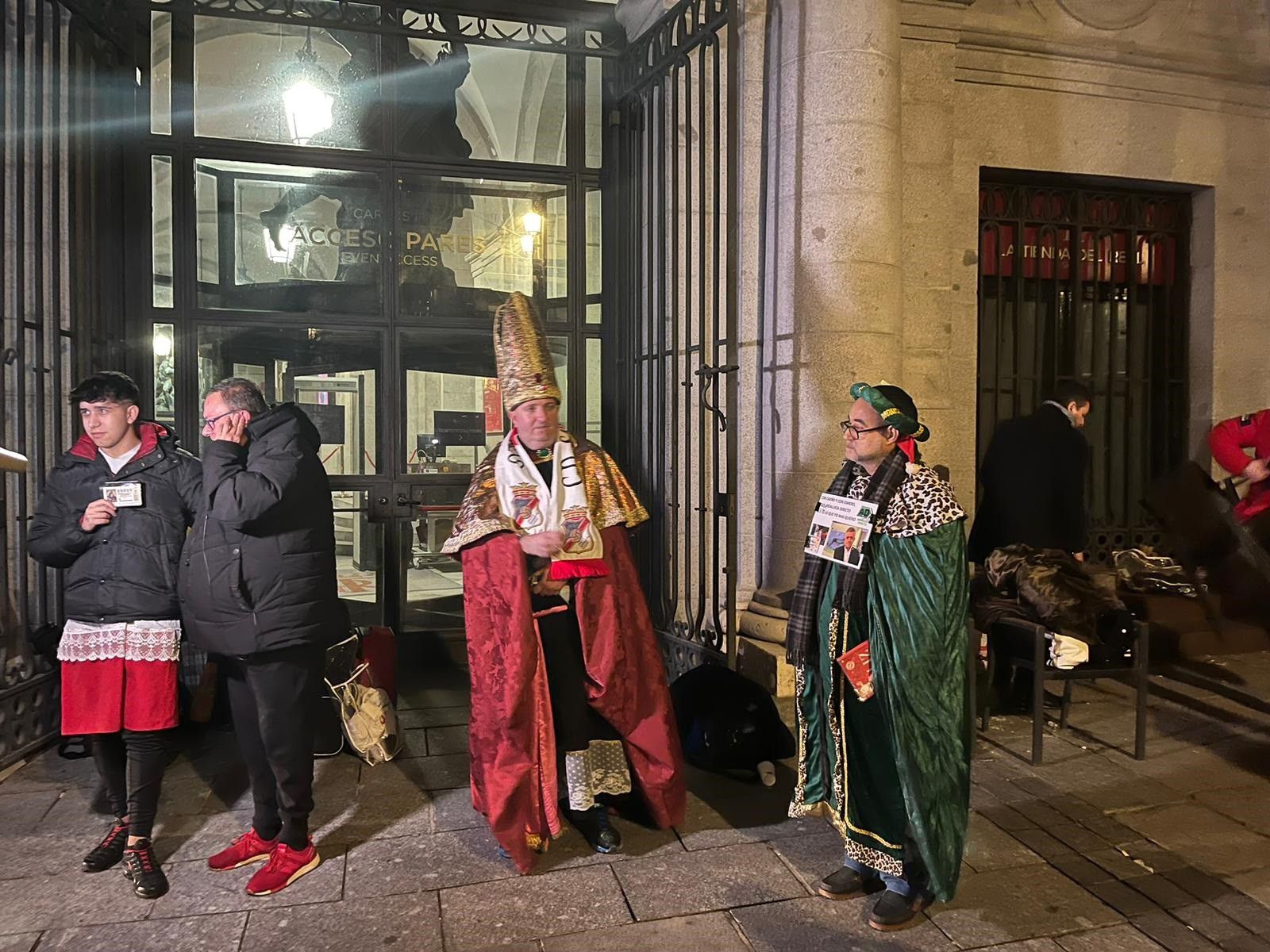 Primeros asistentes al Teatro Real para ver el Sorteo de la Lotería.