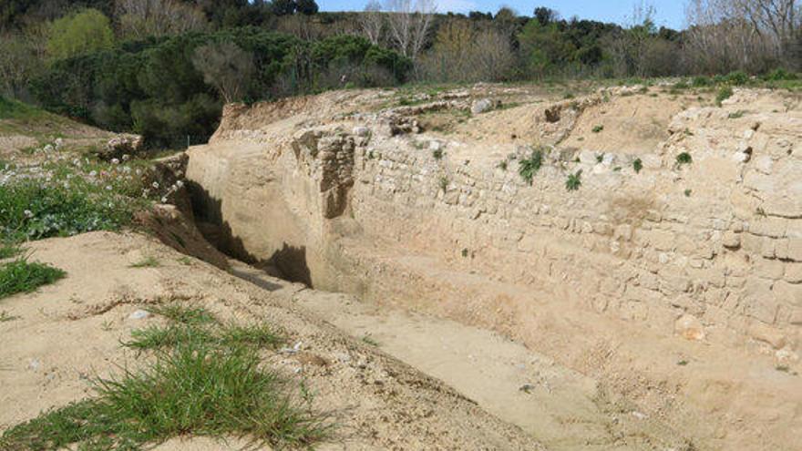 Les excavacions a Palol de Sabaldòria de Vilafant posen al descobert part del fossat de l&#039;antic castell