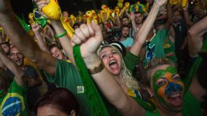 BRA80 SAO PAULO (BRASIL), 17/04/16.- Una multitud celebra hoy, domingo 17 de abril de 2016, la decisión de la Cámara de Diputados de que el proceso que puede llevar a la destitución de Rousseff llegue al Senado, en Sao Paulo (Brasil). El Partido de los Trabajadores (PT), nacido como fuerza obrera y marxista que llegó al Gobierno en 2003 con Luiz Inácio Lula da Silva, ha quedado a un paso del mismo abismo frente al que la Cámara Baja dejó hoy a la presidenta Dilma Rouseff. EFE/ Sebastião Moreira