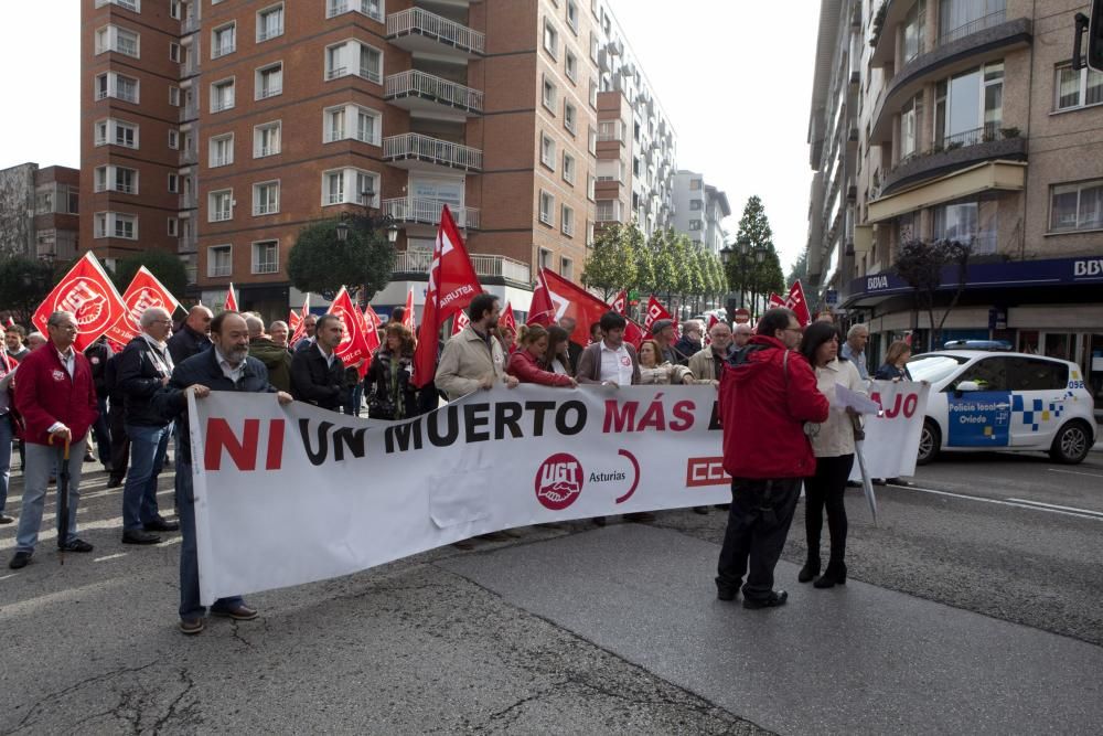 Concentración de protesta convocada por los sindicatos por el trabajador fallecido en un accidente laboral