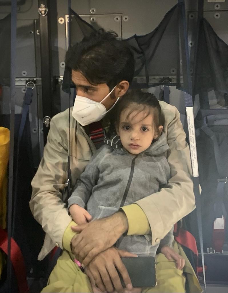 FOTOGALERÍA | La evacuación de Afganistán desde los ojos de Roberto Moya y Javier Ferrer, dos militares de la Base Aérea de Zaragoza