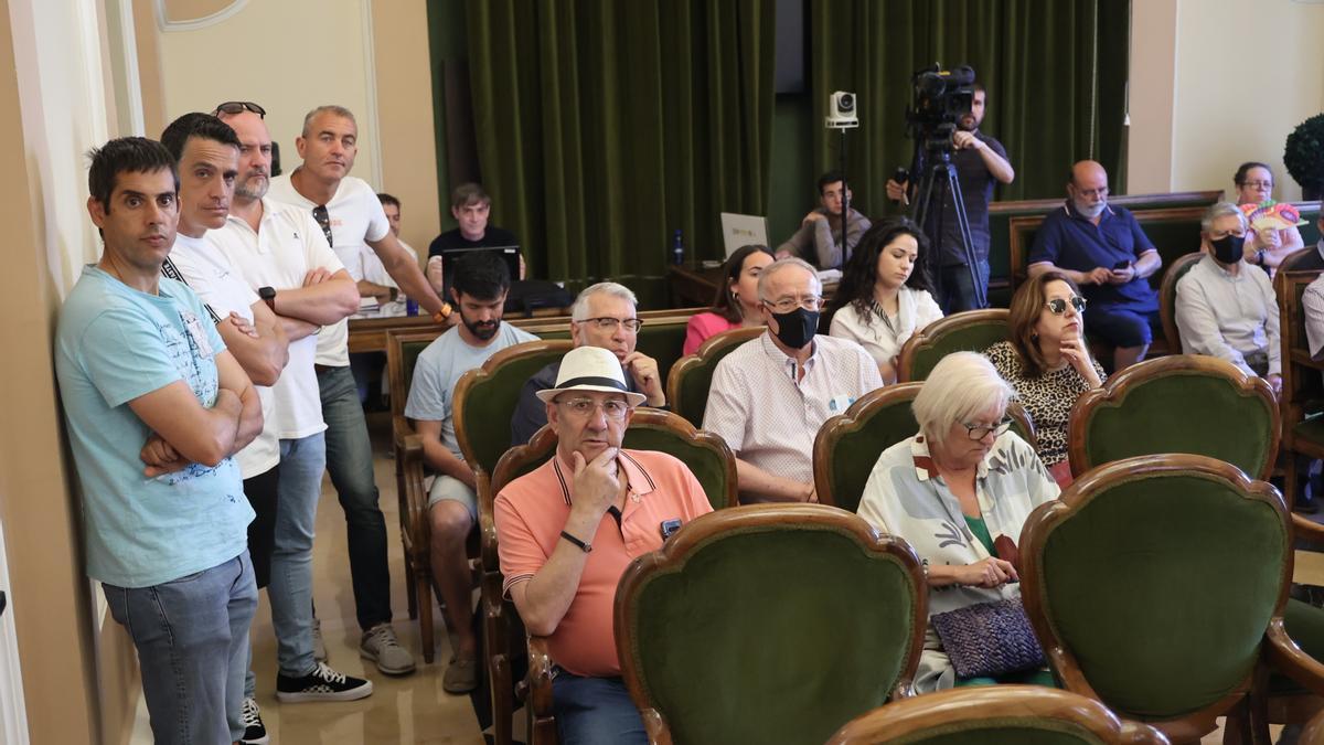 Los bomberos interinos, a la izquierda, ayer en la sesión plenaria.