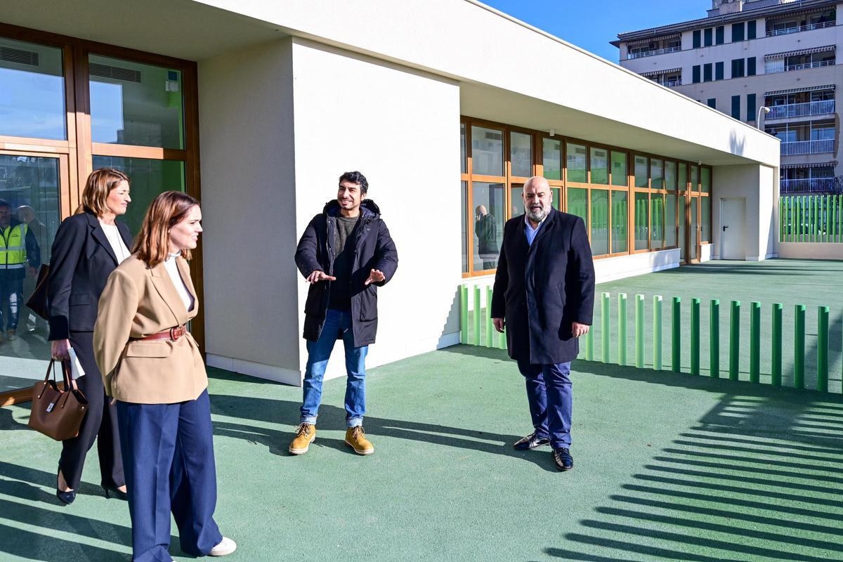El alcalde Jaime Martínez y la regidora Lourdes Roca, durante la visita a la escoleta de Son Gibert.