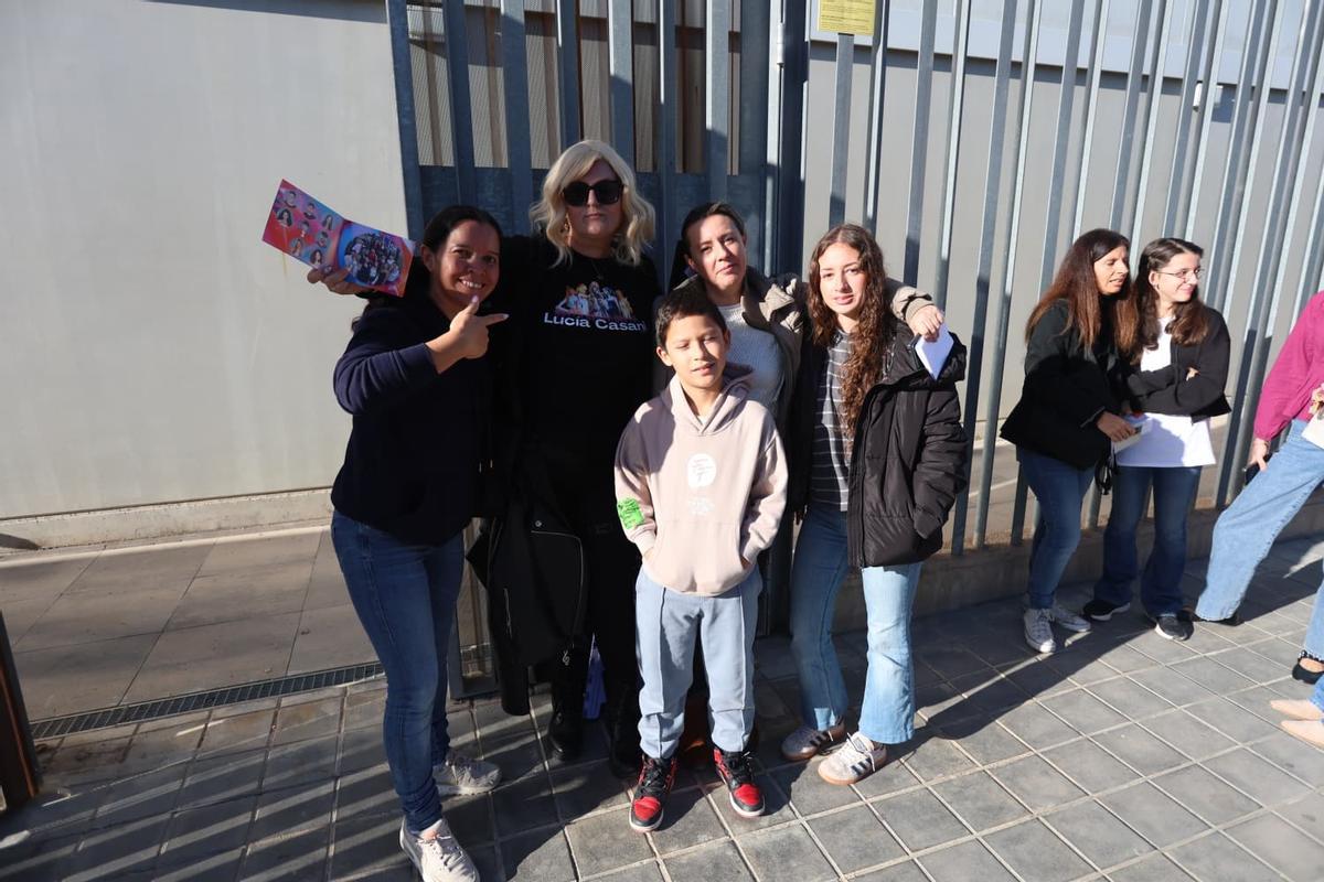 Familiares y amigos de Lucía esperan su turno