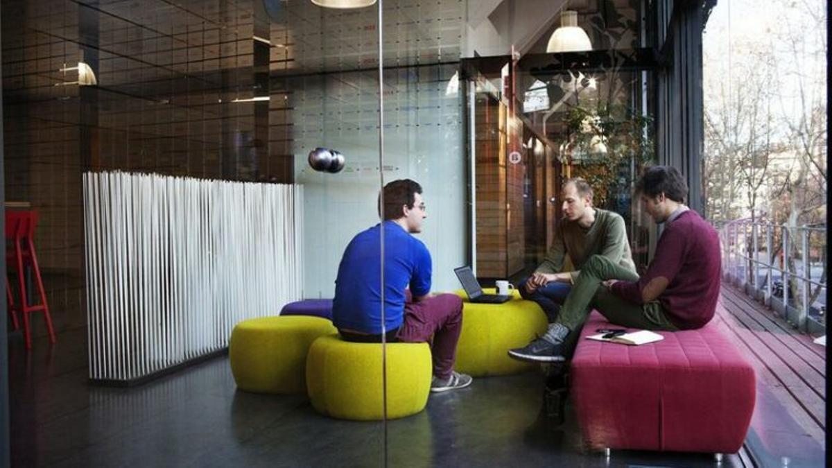 Jóvenes trabajando en Barcelona Activa