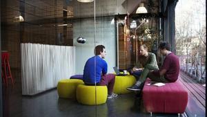 Joves treballant a Barcelona Activa