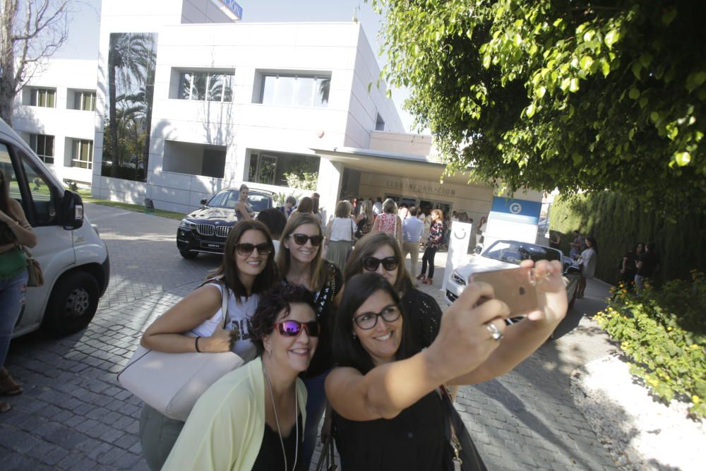 Las asistentes a la entrada del evento