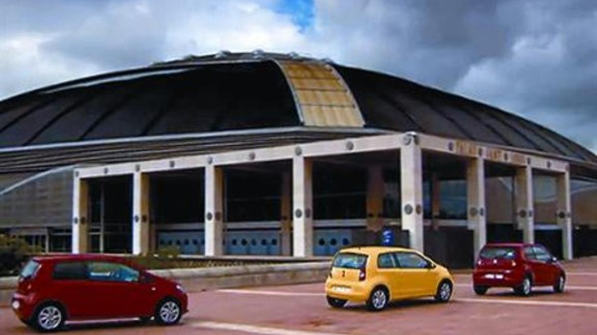 Los tres coches del modelo Mii frente al Estadio Olímpico de Montjuïc, en un fotograma del vídeo.
