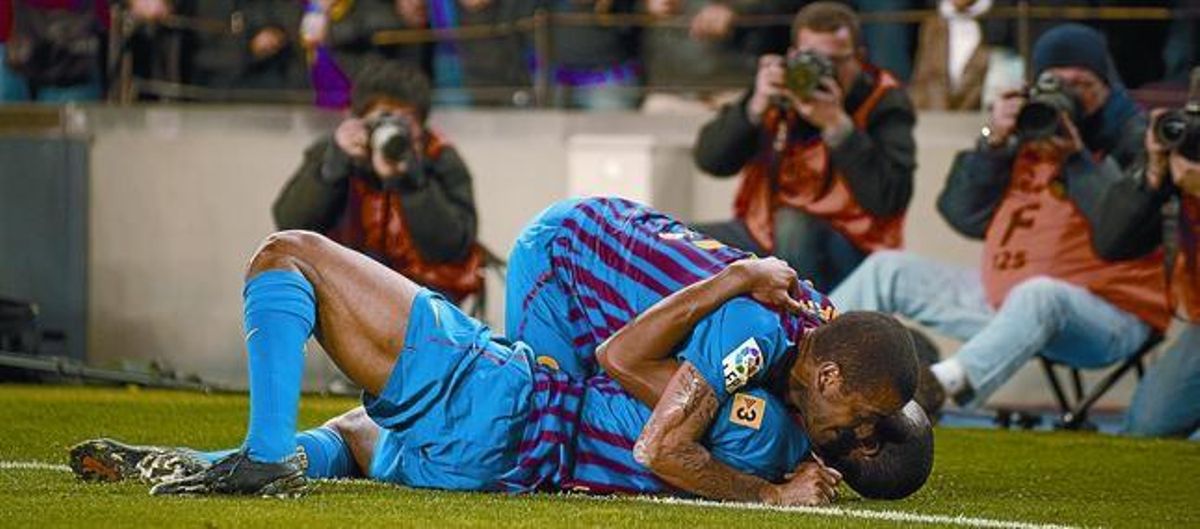 Alves abraça Keita sobre la gespa, després de marcar el gol que trencava l’empat, al minut 80. Alves abraça Keita sobre la gespa, després de marcar el gol que trencava l’empat, al minut 80.