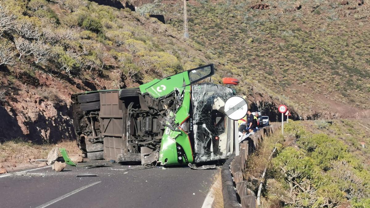 Guagua volcada en una carretera de La Gomera.