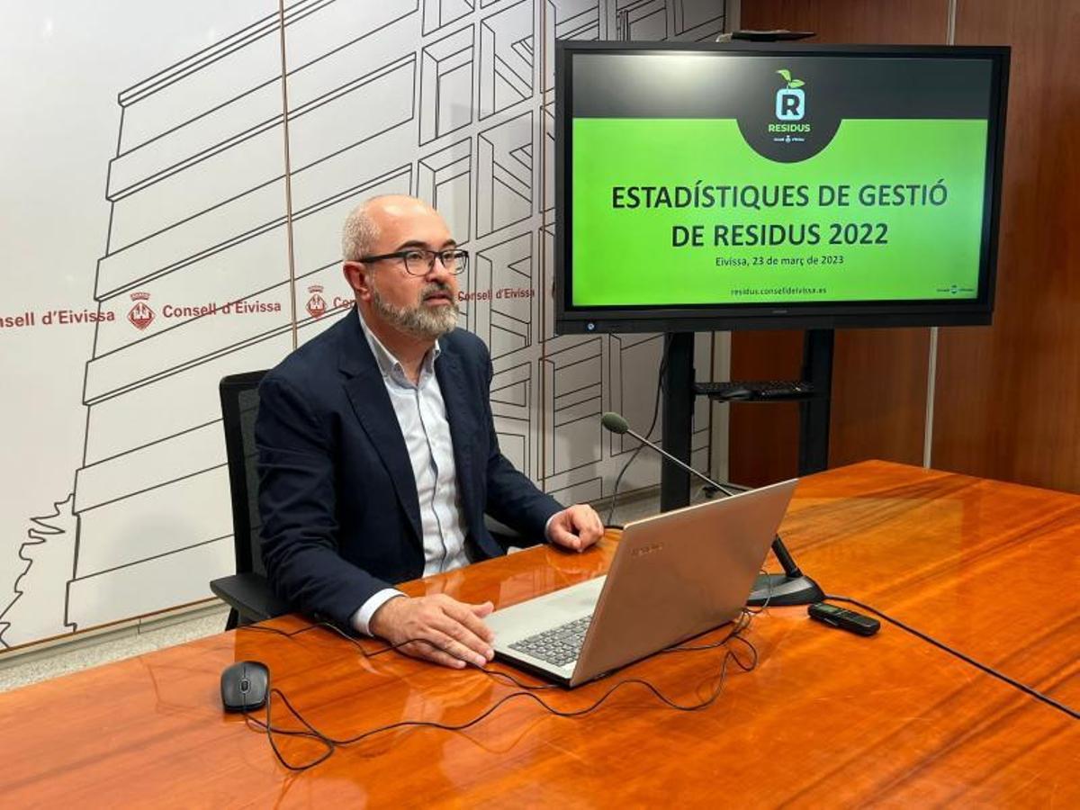 El conseller Vicent Roig, ayer, en rueda de prensa. | D. I.