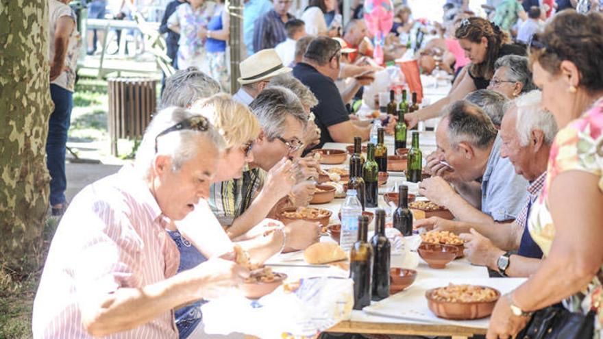 El campo de la feria de O Mosteiro alberga la XXIX Festa dos Callos de Meis