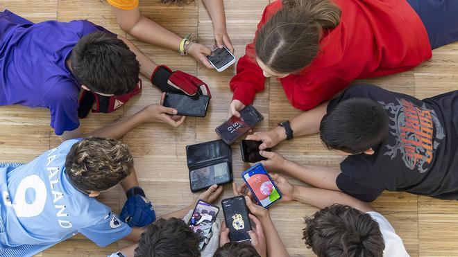 Niños con dispositivos móviles.