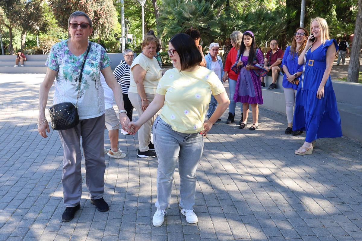 Una master class de modelaje en el Parque de la Paz, en imágenes
