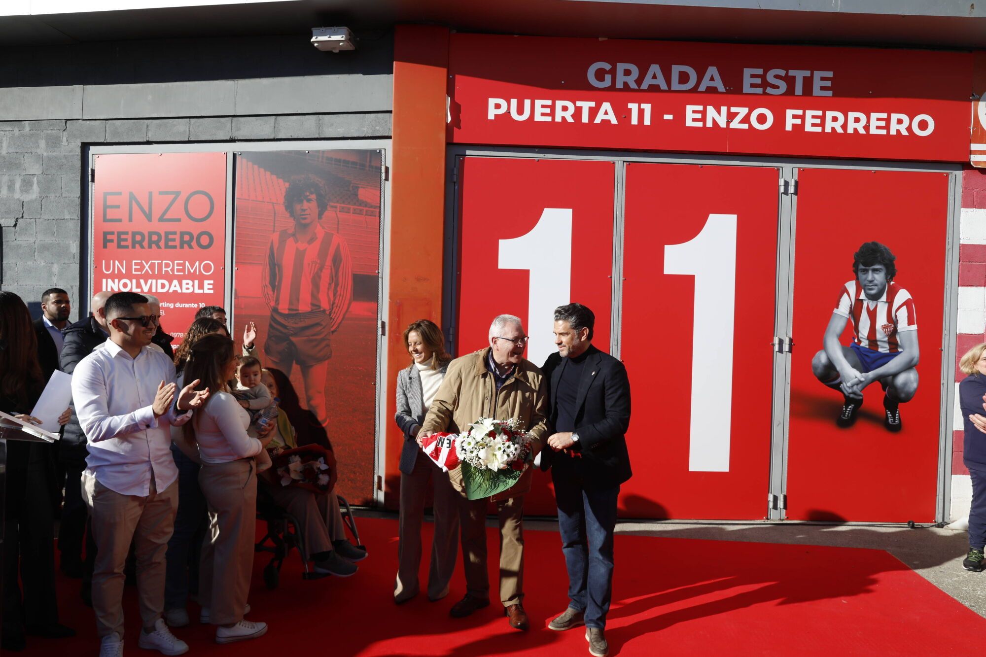 Enzo Ferrero descubre la puerta 11 de El Molinón