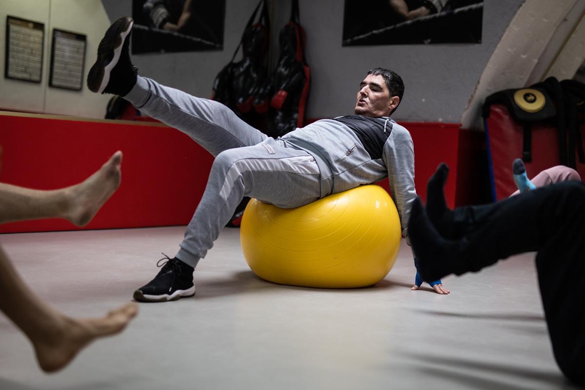 Entrenamiento de boxeo en el gimnasio DKSR para la rehabilitación de toxicómanos