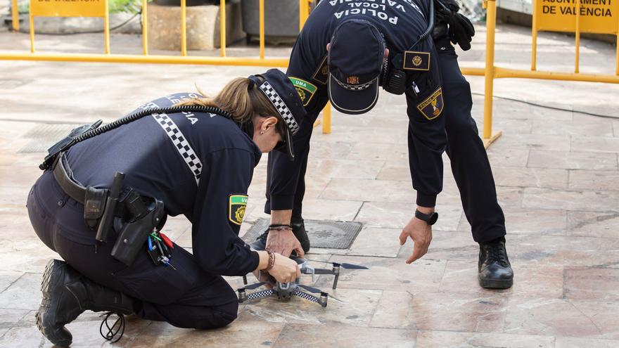 Agentes de Ciutat Vella se incautan de un dron, en la plaza del Ayuntamiento