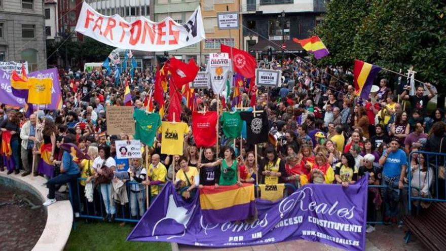 Los manifestantes, en la parte de la plaza de la Escandalera más alejada del Campoamor, con pancartas y banderas republicanas durante la protesta contra los Premios. fernando rodríguez