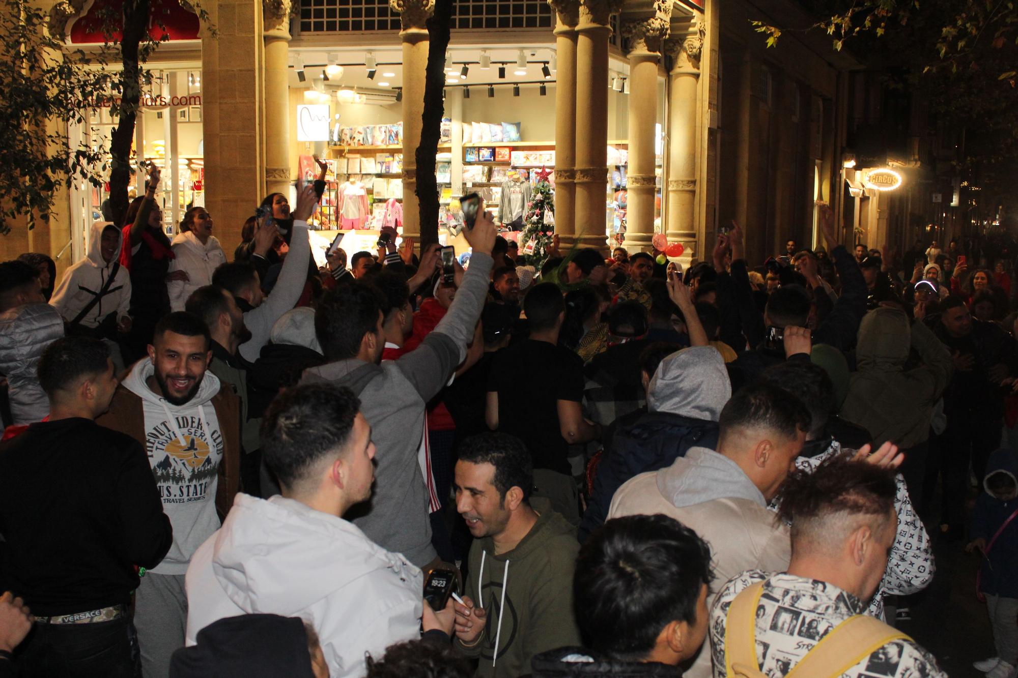 Eufòria entre la comunitat marroquí de Manresa en la celebració de la victòria contra Espanya al Mundial de Qatar