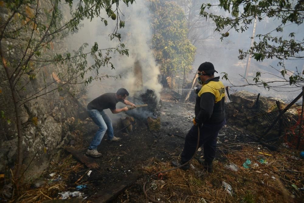 Un nuevo incendio en Pontesampaio hace saltar las alarmas // G.Santos