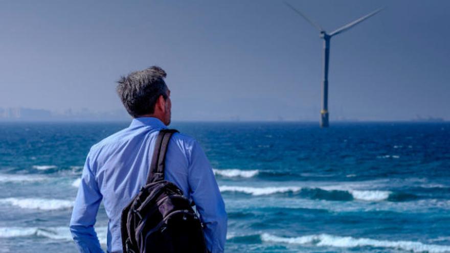 El presidente de Canarias, Fernando Clavijo, observa el aerogenerador marino situado frente a la costa de Jinámar, en Gran Canaria.