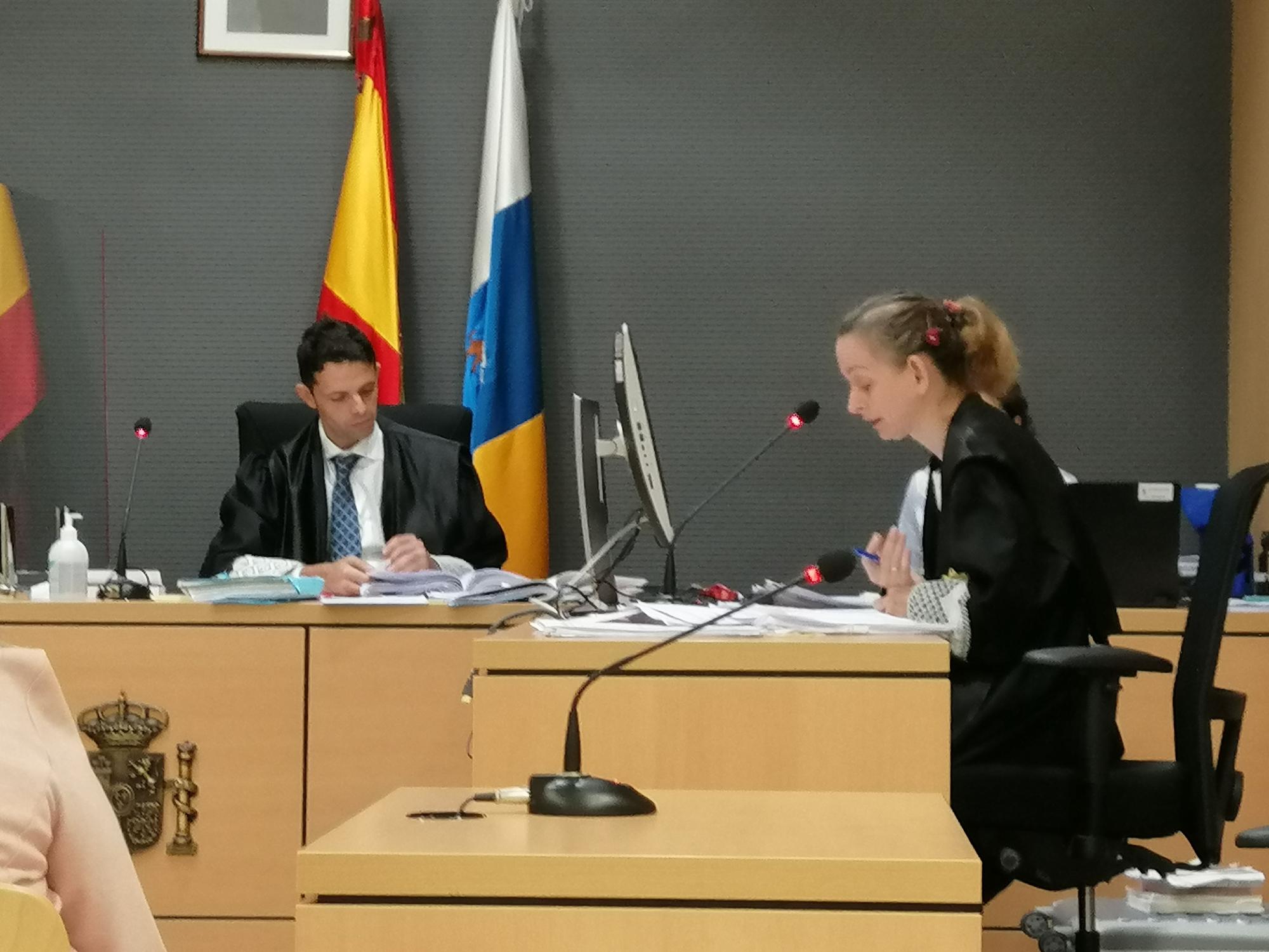 La fiscal María Eugenia Rodríguez durante el juicio celebrado este lunes junto al titular del juzgado de lo Penal 4