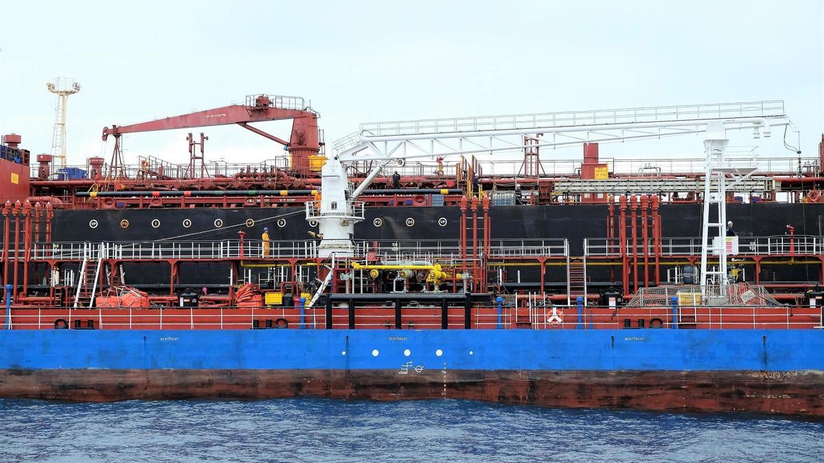 Un buque de suministro de combustible abarloado a un mercante en el Puerto de Las Palmas durante una operación de ‘bunkering’.